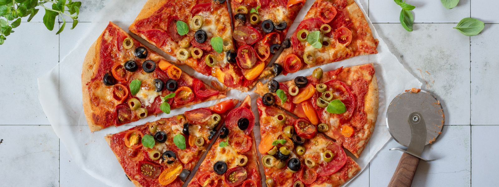 Rajčatová pizza s olivami